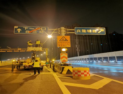 哈尔滨郑州市北三环彩虹桥交通标志牌安装现场